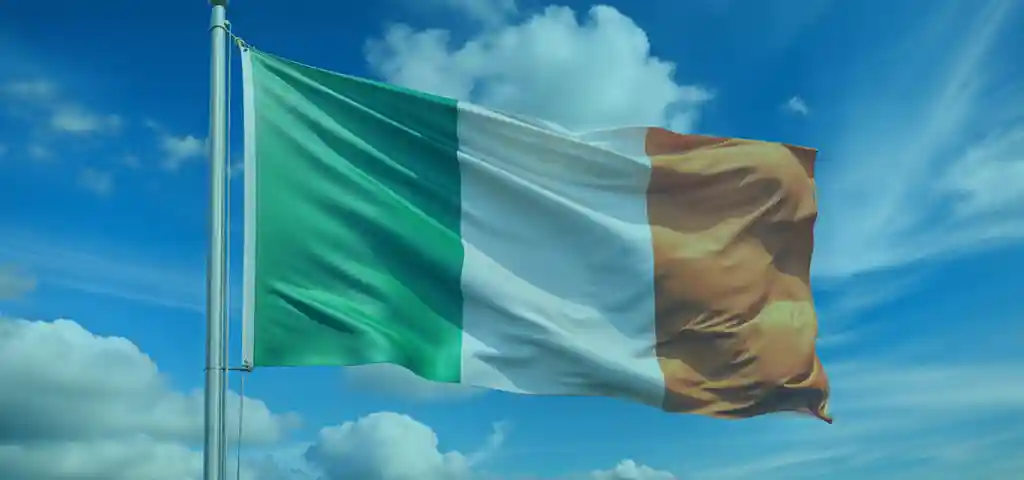 Wapperende vlag van Ierland, een van de landen waar Care Property Invest in zorgvastgoed investeert