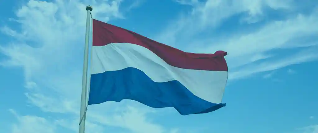 Wapperende vlag van Nederland, een van de landen waar Care Property Invest actief is in zorgvastgoed