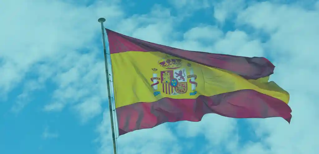 Wapperende vlag van Spanje, een van de landen waar Care Property Invest in zorgvastgoed investeert