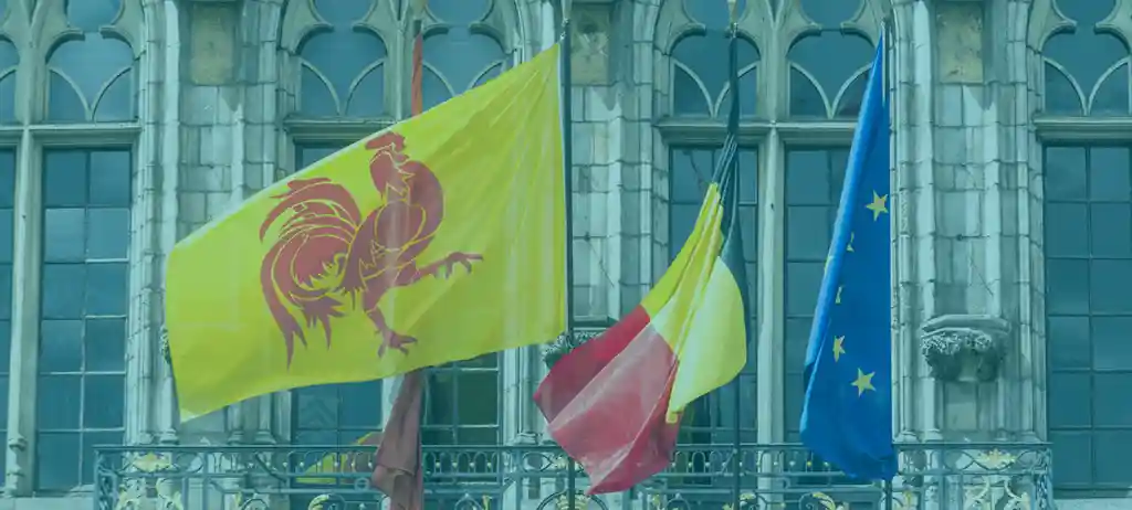 laggen van Wallonië, België en de Europese Unie voor een historisch gebouw, symbool voor de thuismarkt van Care Property Invest
