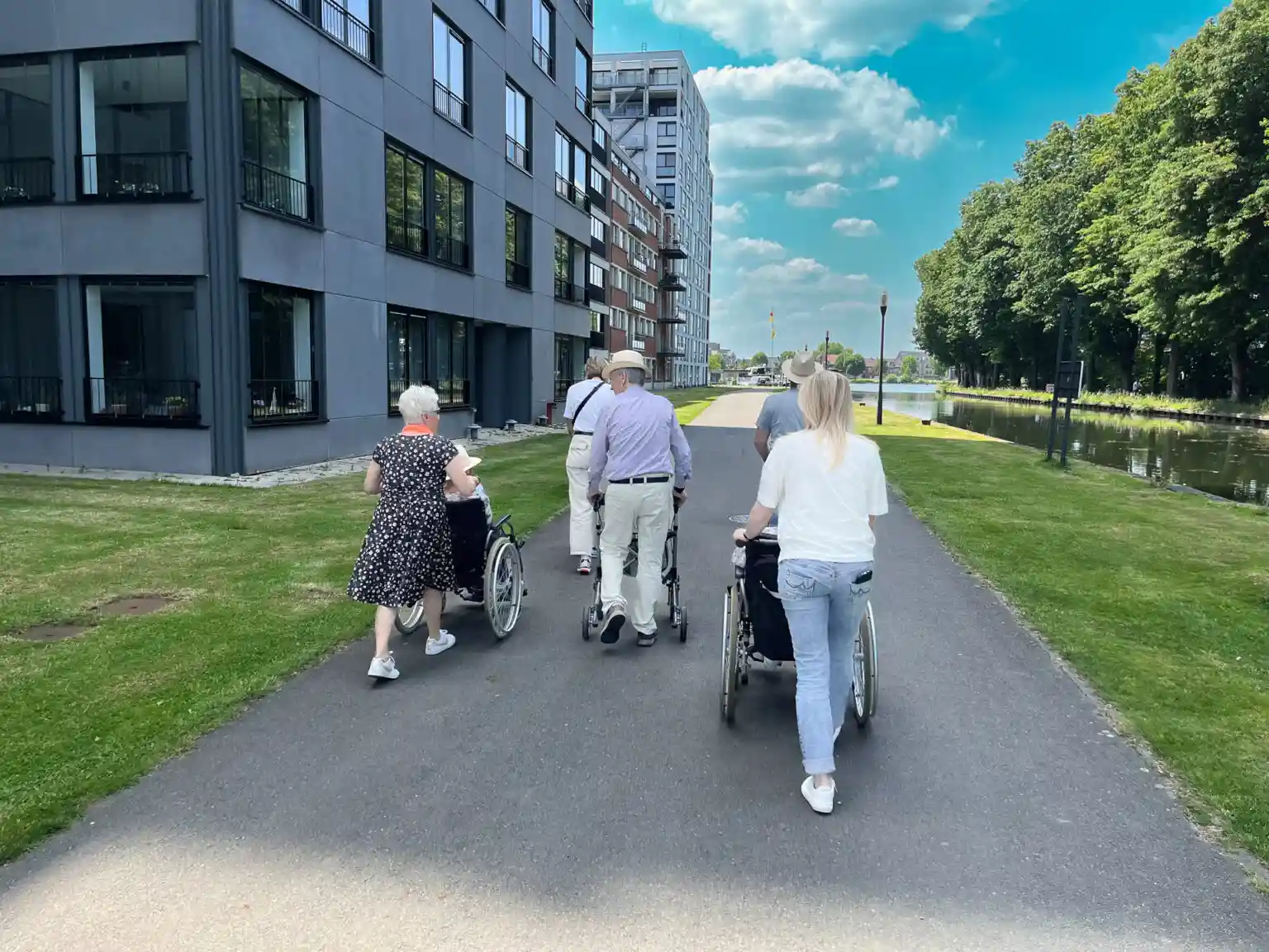 Bewoners in een toegankelijke, hoogwaardige zorgomgeving van Care Property Invest.